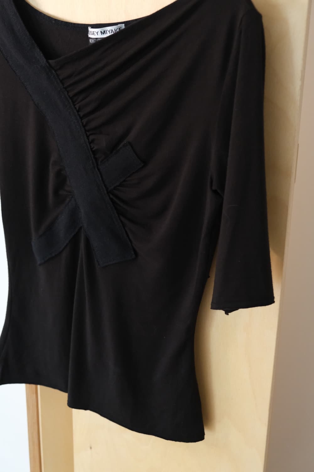 ISSEY MIYAKE Cross Strap Drape Top 상품이미지4