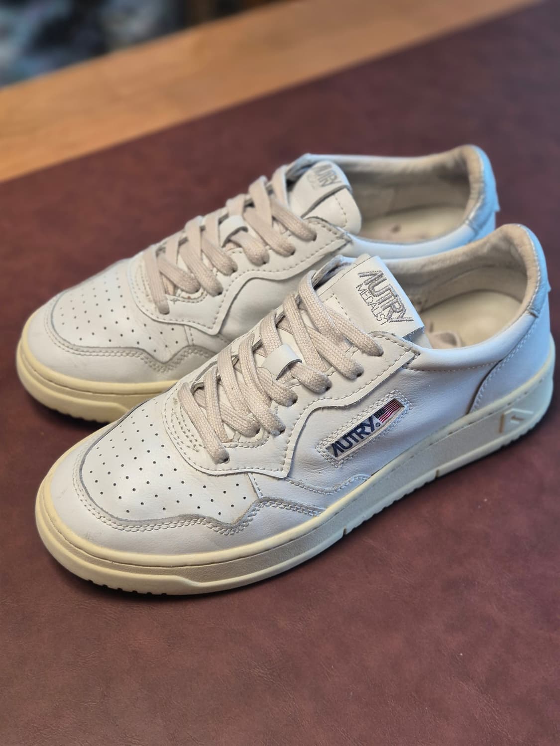 255-260(40)오트리 메달리스트 로우 스니커 상품이미지4