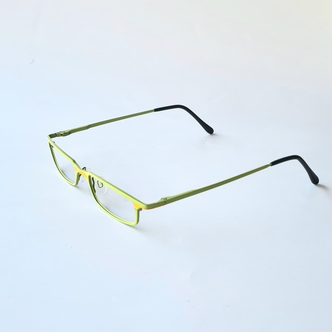 데드스탁 컬러로 완성하는 긱시크 무드, 슬림 라임 내로우 안경테 711 상품이미지4