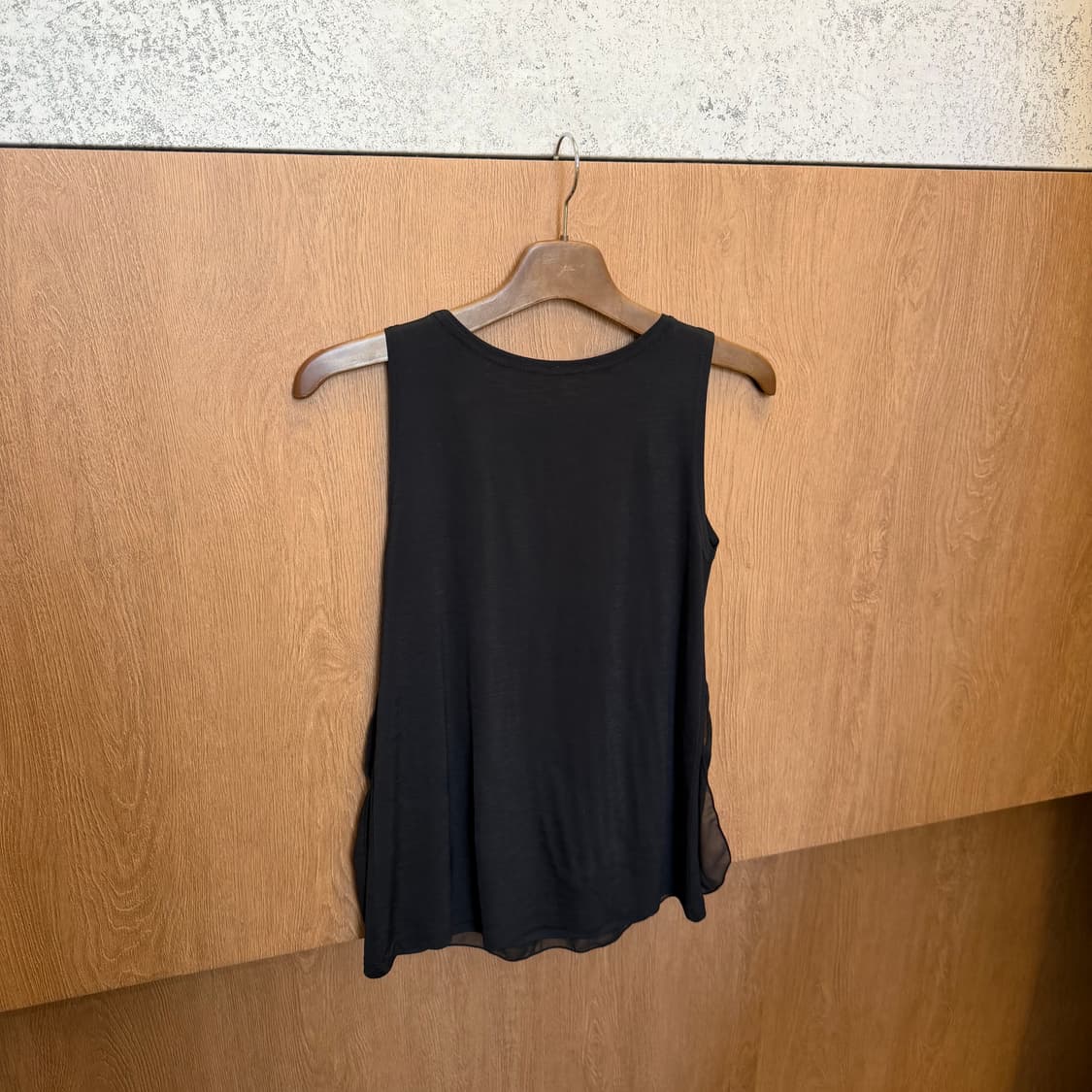 빈티지 슬리브리스 블라우스 넥 프릴 장식 셔링 디테일 루즈핏 블랙 상품이미지2