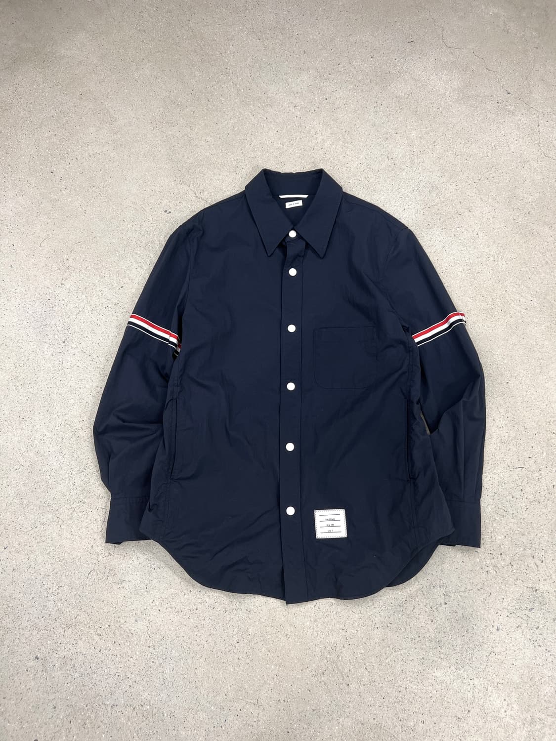 톰브라운 네이비 암밴드 셔츠 자켓 상품이미지2