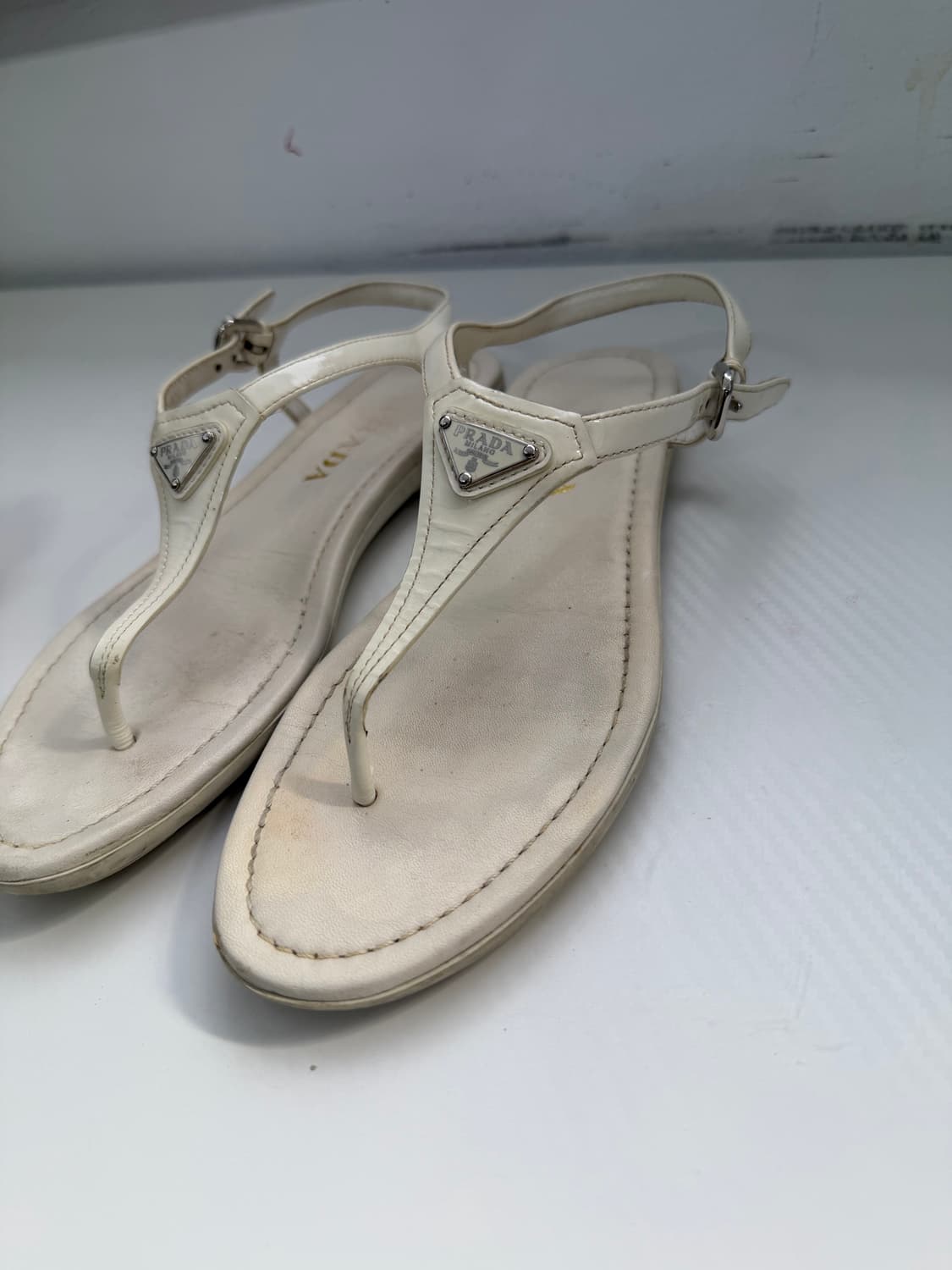 정품) 프라다 삼각로고 화이트 쪼리 샌들 37 상품이미지2