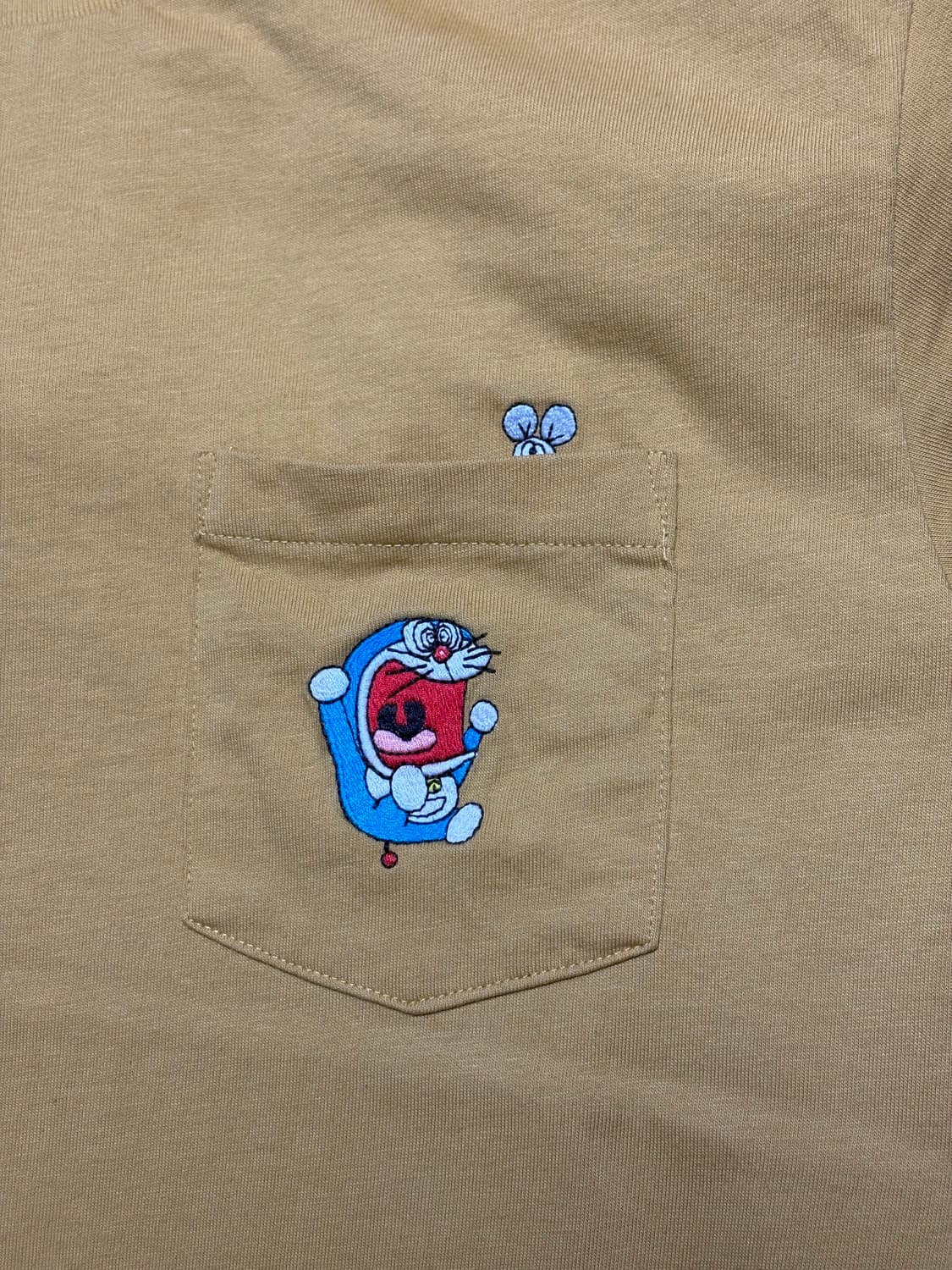 유니클로 x 도라에몽 자수 티셔츠 상품이미지3