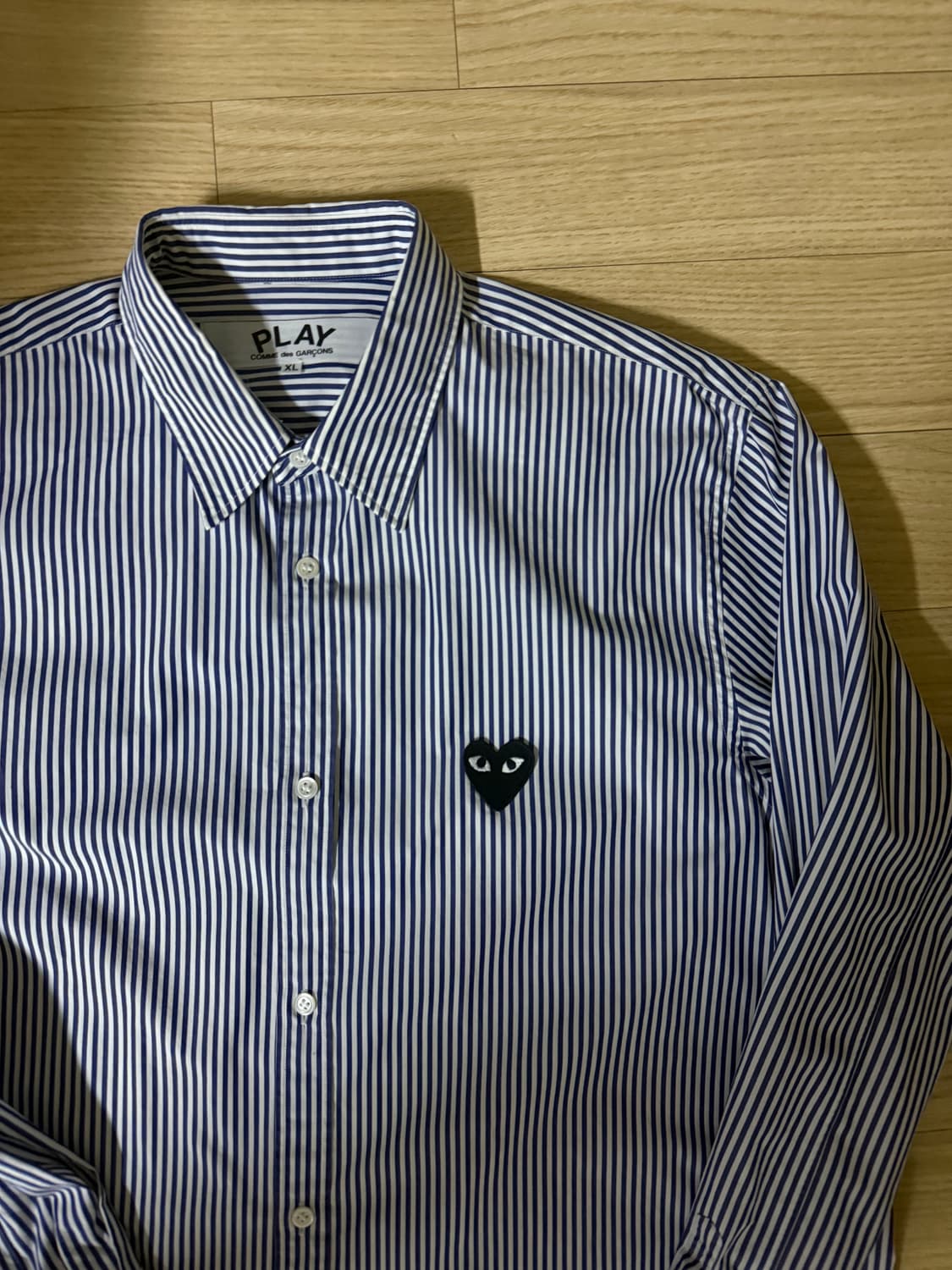 플레이 꼼데가르송 블랙 하트 스트라이프 버튼 다운 셔츠 블루 XL 상품이미지1
