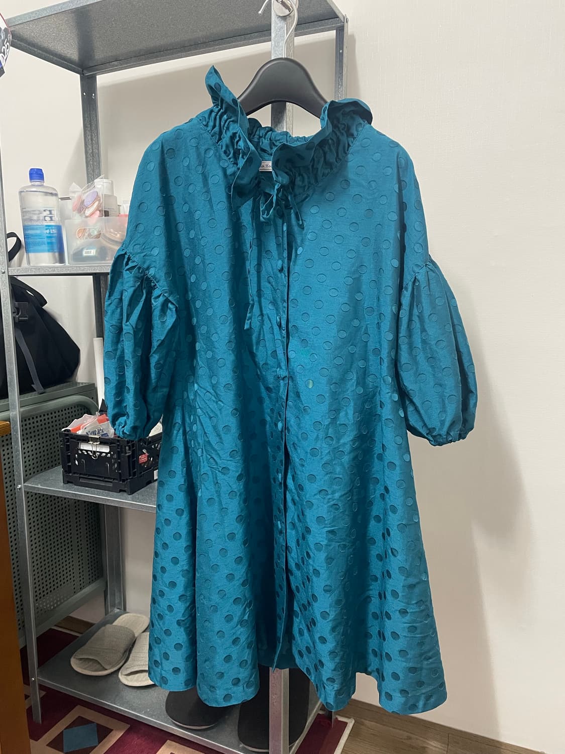 글로시 도트 넥프릴 원피스 상품이미지2