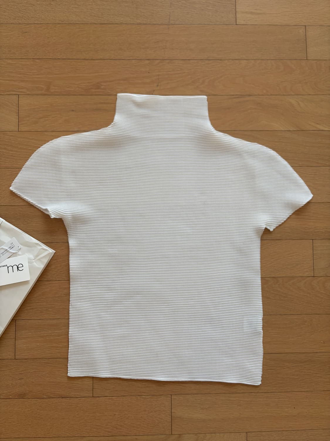 이세이미야케 미 스트레치 플리츠 하이넥 반팔 화이트 티 상품이미지1