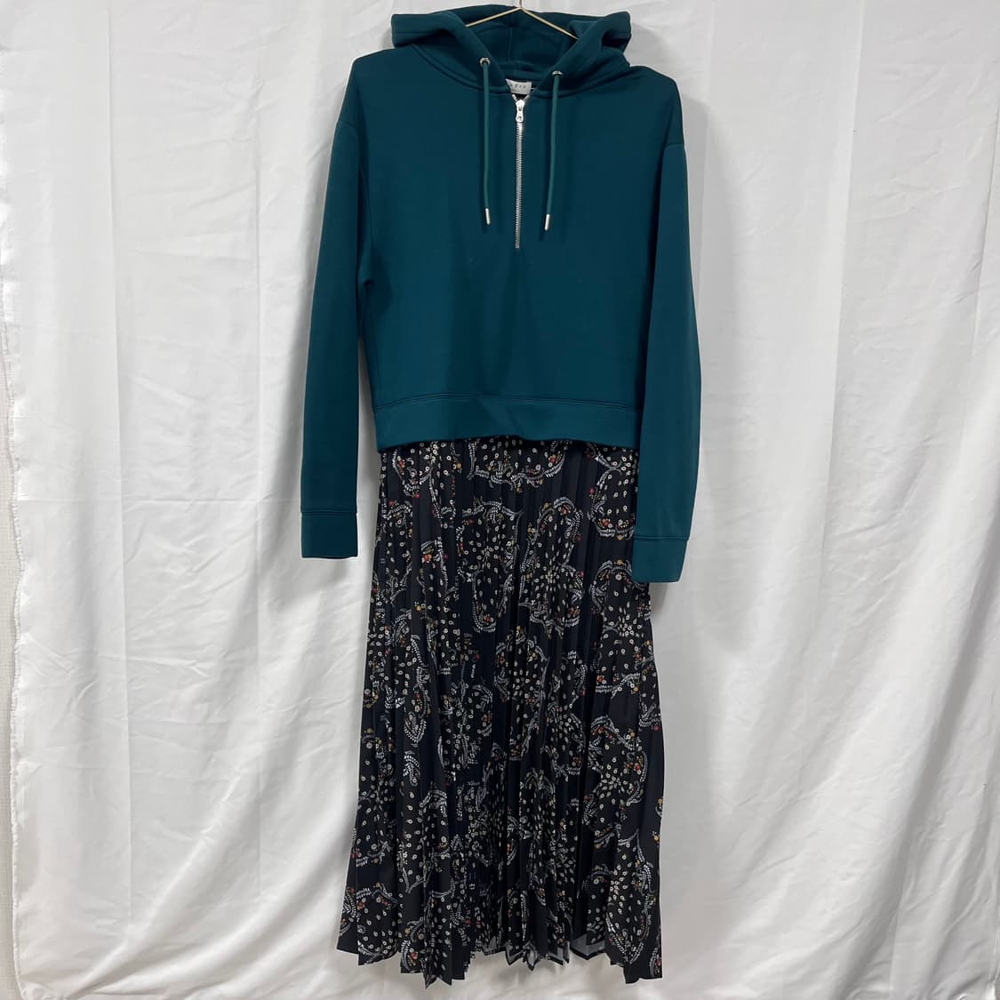 산드로(SANDRO) 레이어드 플리츠 후드 원피스 상품이미지2