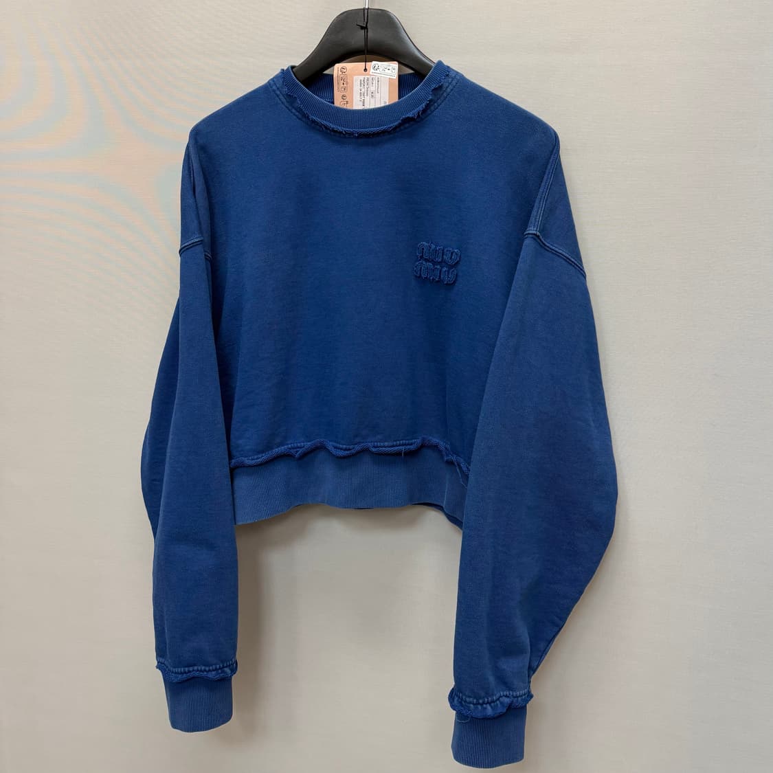 미우미우 자수 코튼 맨투맨 (크롭 오버핏)  상품이미지3