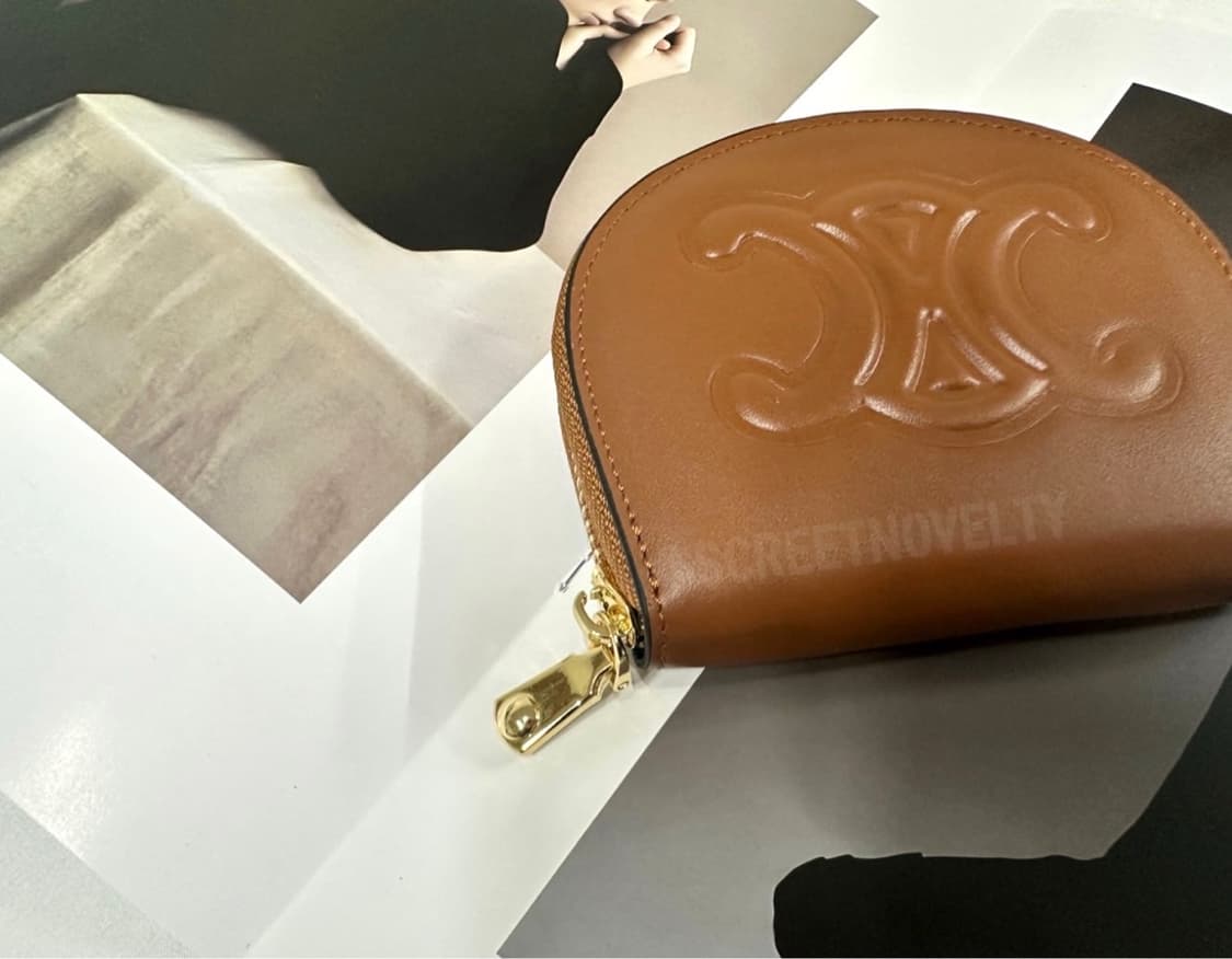 셀린느 트리옹페 반달 카드지갑 브라운 상품이미지1