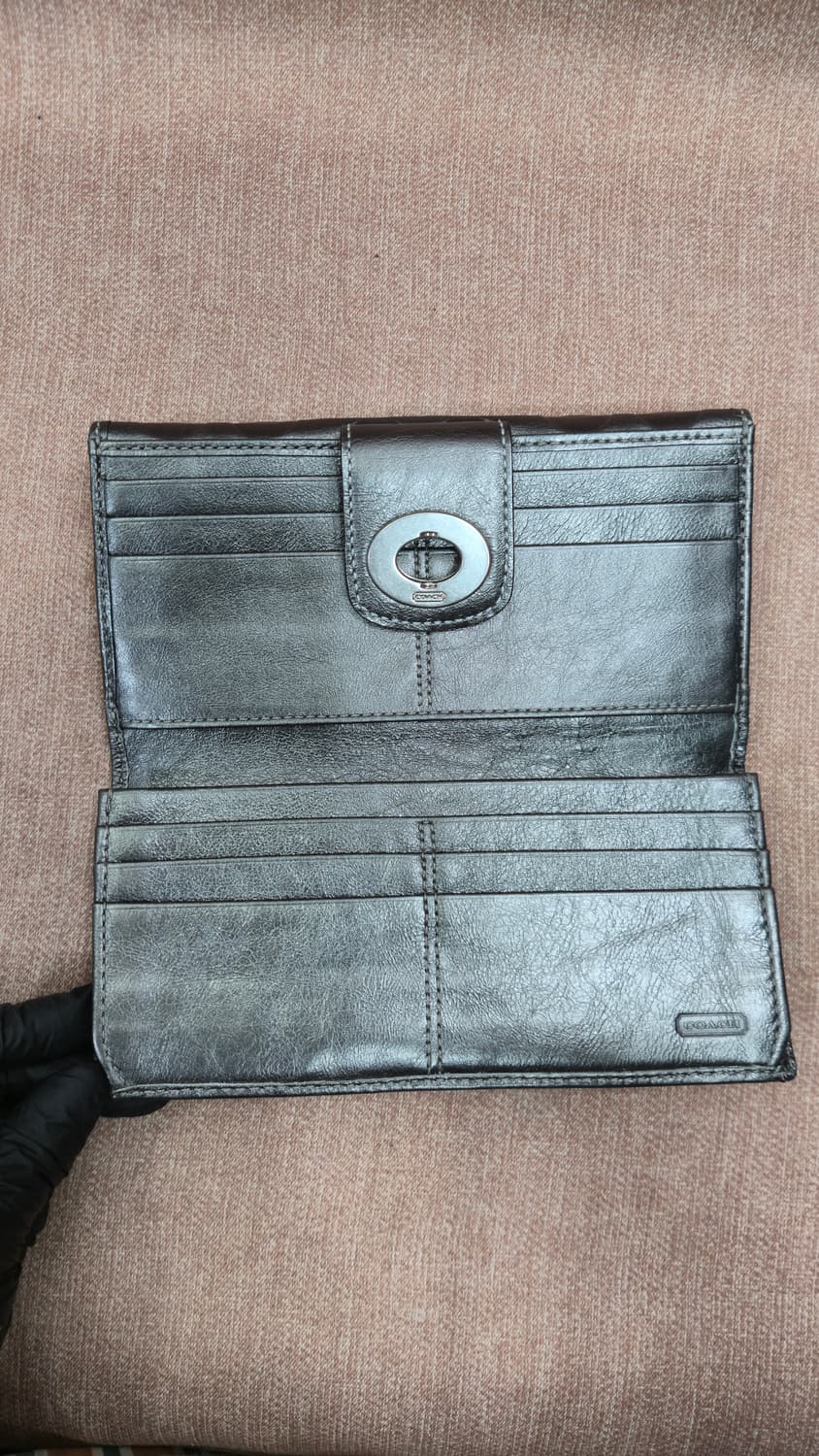 코치 양각 시그니처 C 패턴 건메탈 실버 턴락 코치 지갑 상품이미지5