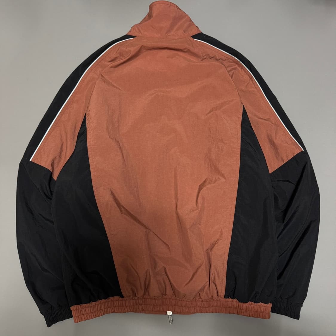 빔즈(BEAMS) 로즈 블랙 컬러 뉴 스탠다드 나일론 하이넥 트랙 자켓 상품이미지6