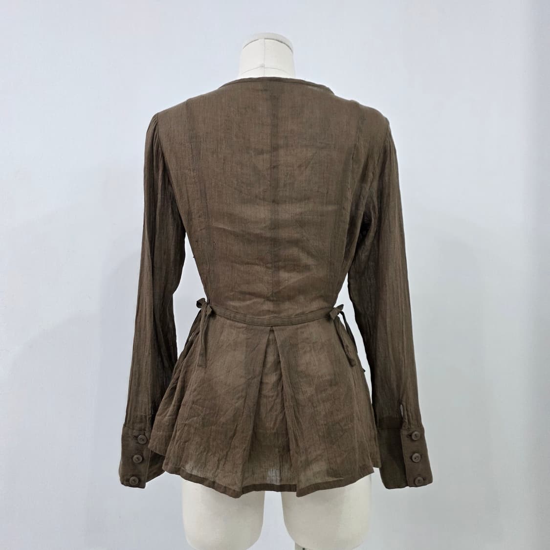 카키 린넨 혼방 내츄럴 리본 랩 블라우스 상품이미지2