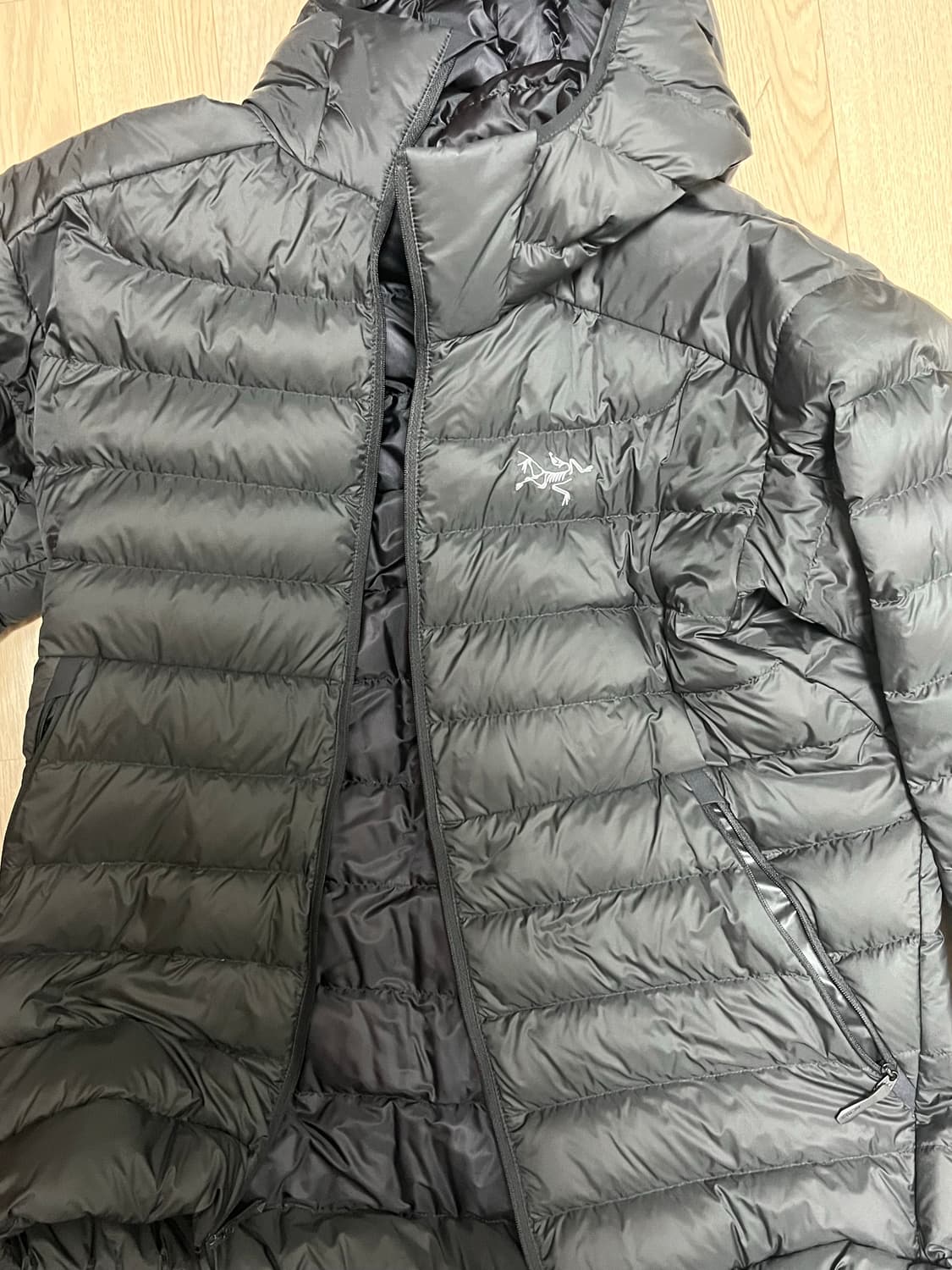 아크테릭스 세륨 블랙 m사이즈 판매합니다. 상품이미지1