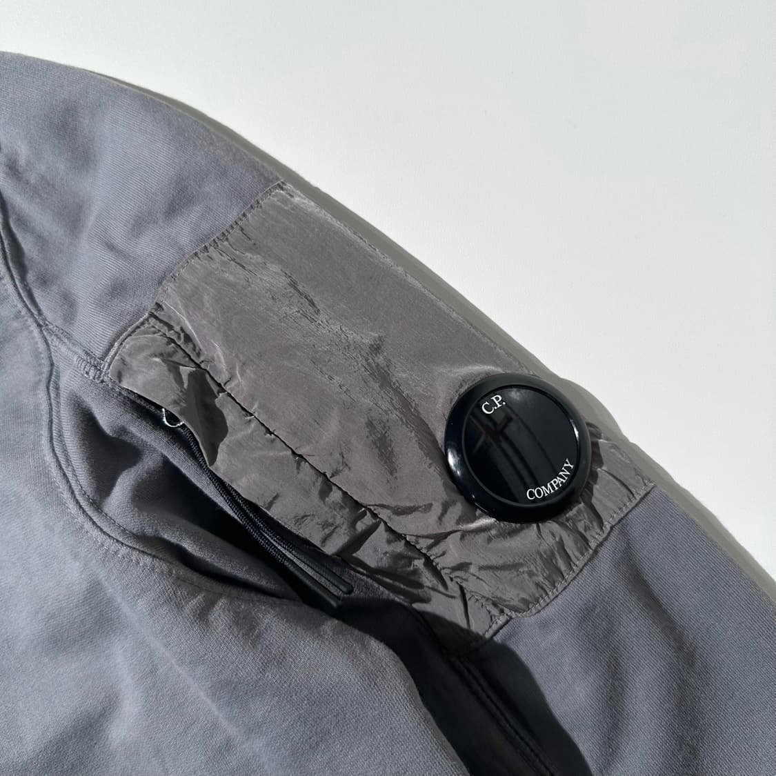 (매장판) CP컴퍼니 사이드 렌즈 포켓 맨투맨 상품이미지5