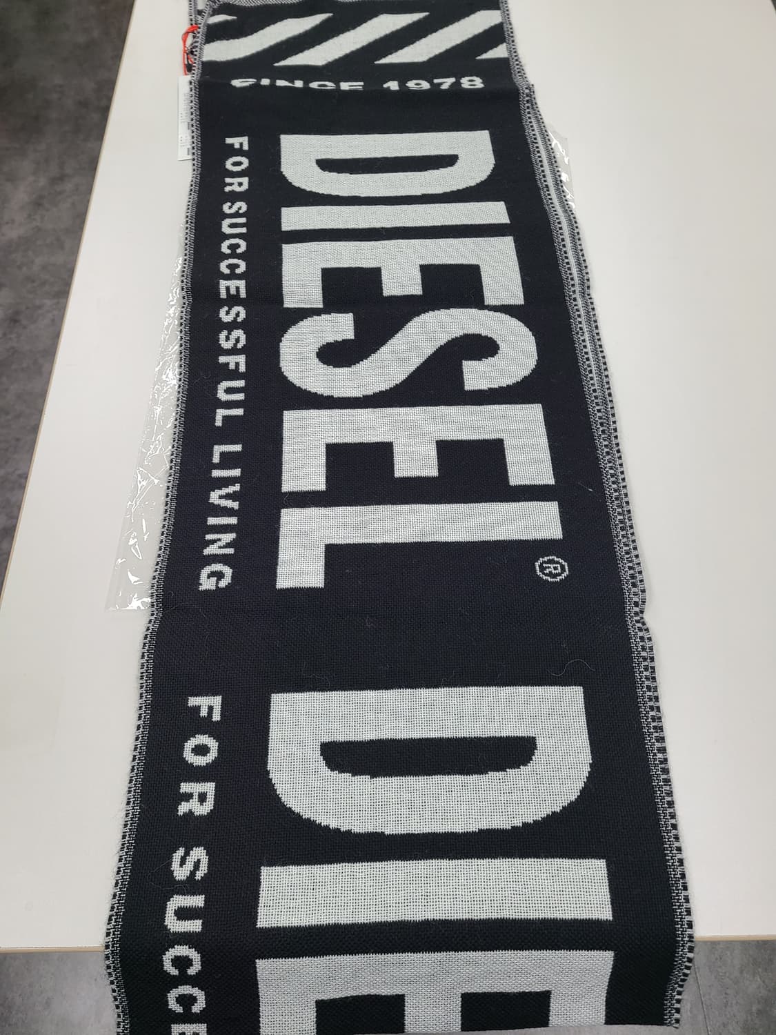 디젤 로고 스카프 블랙 미사용 상품이미지1