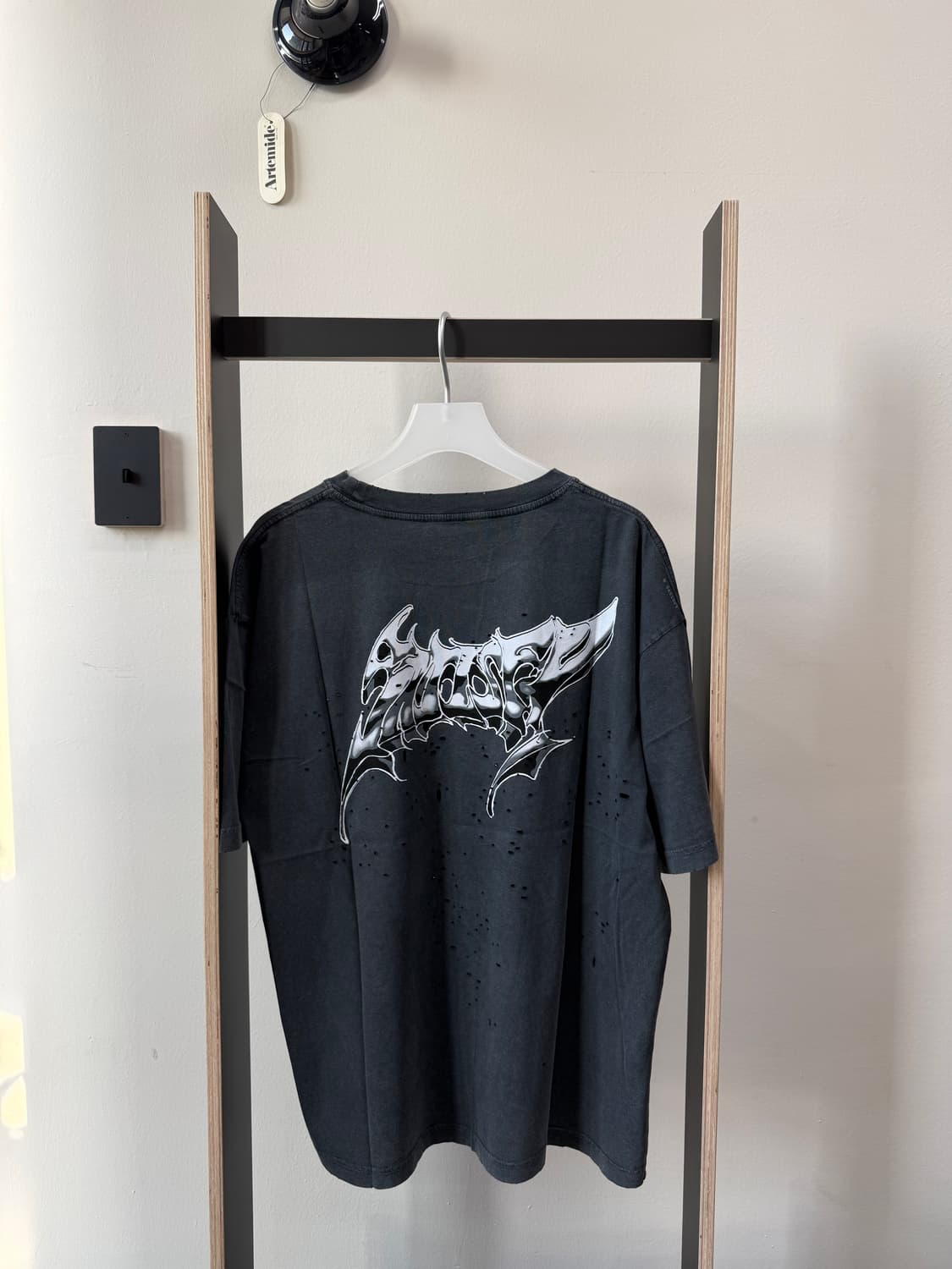 새티스파이 백 로고 모스테크 러닝 반팔 티셔츠 에이지드 블랙 상품이미지1