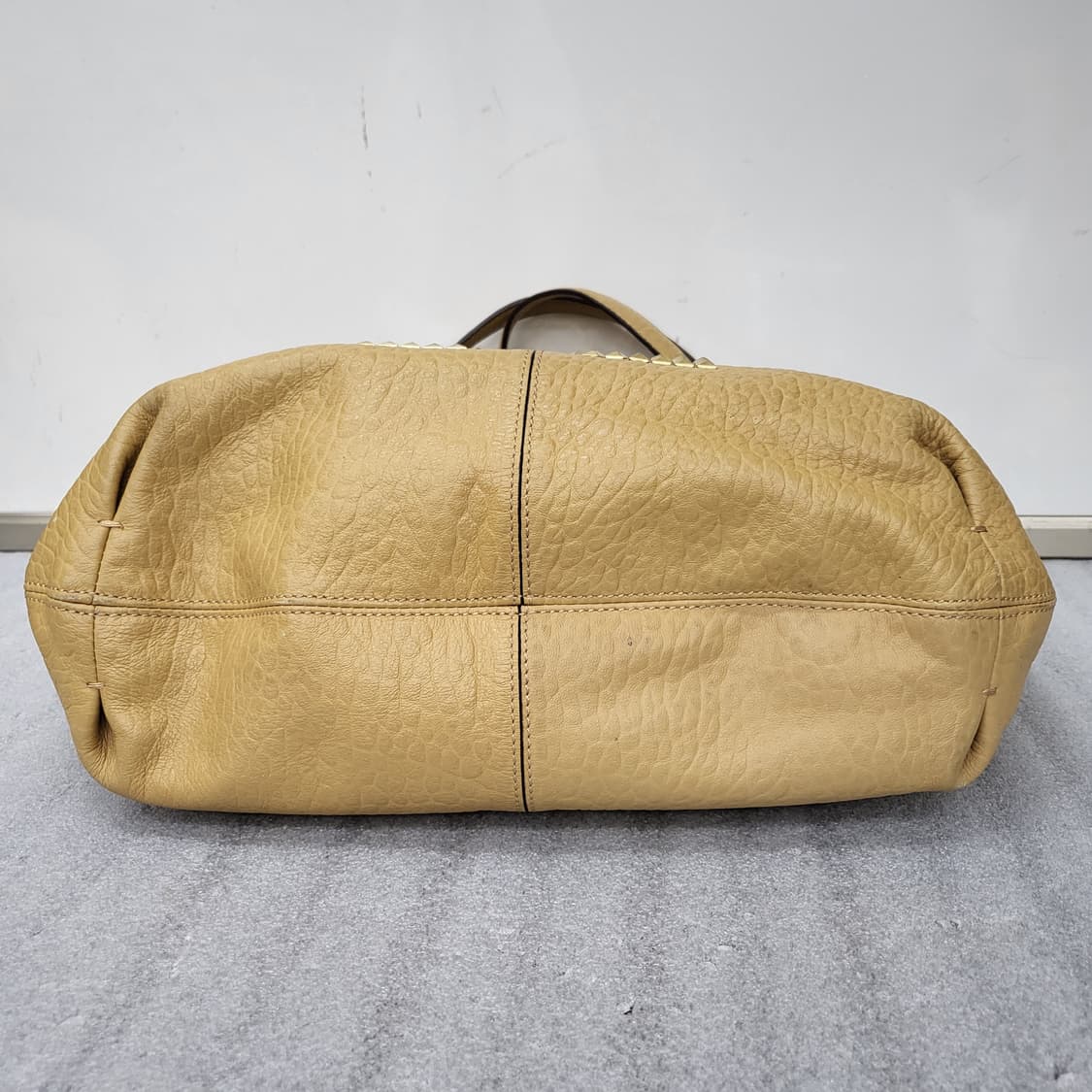 닥스 DD로고 스터드 장식 토트백 43x29cm 상품이미지6