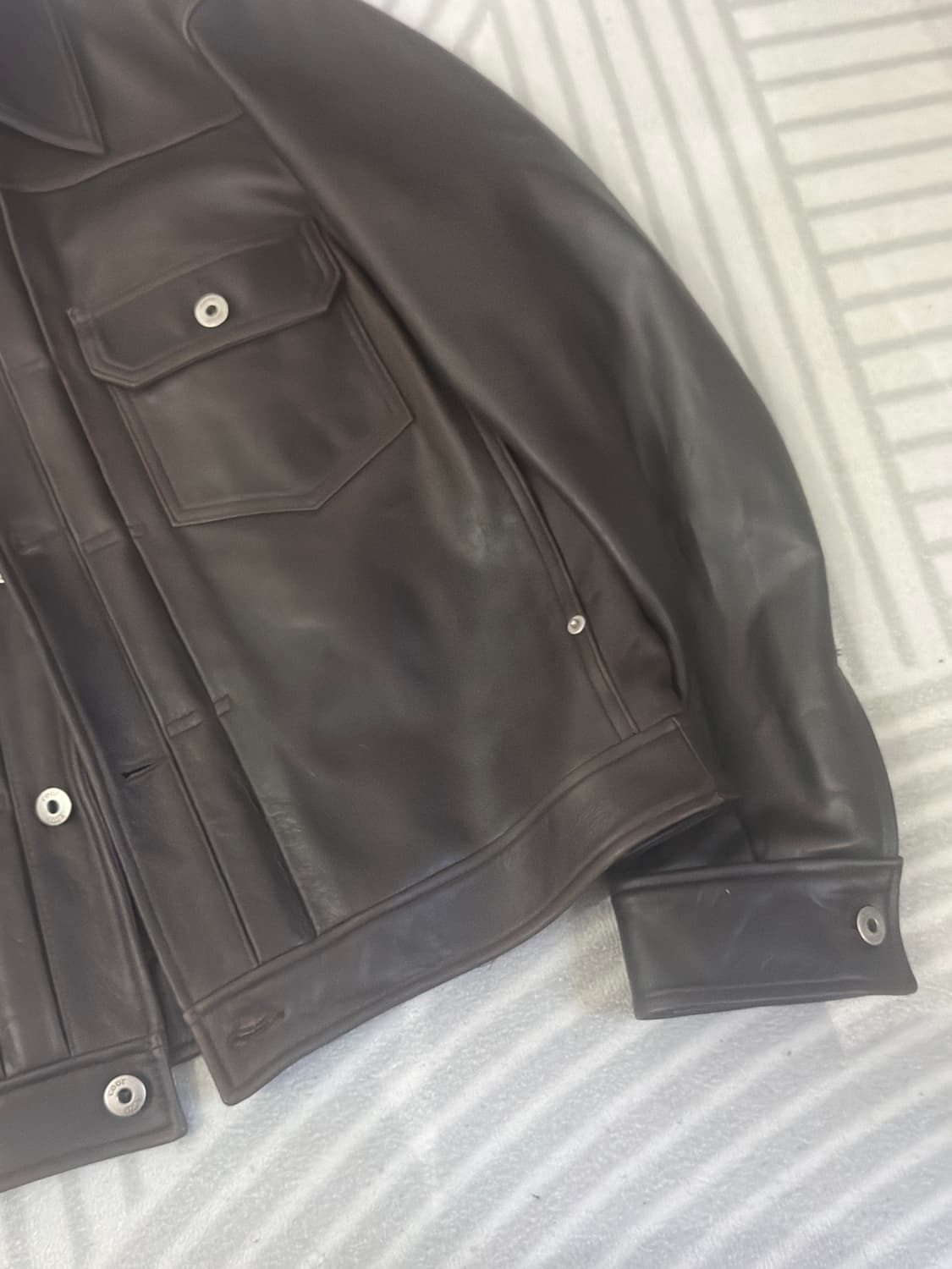 [m] 쿠어 램스킨 포켓 트러커 레더 자켓 (다크 브라운) 상품이미지9