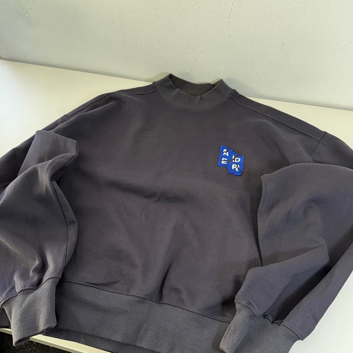 A2 아더에러 차콜 6주년 모크넥 맨투맨 상품이미지2