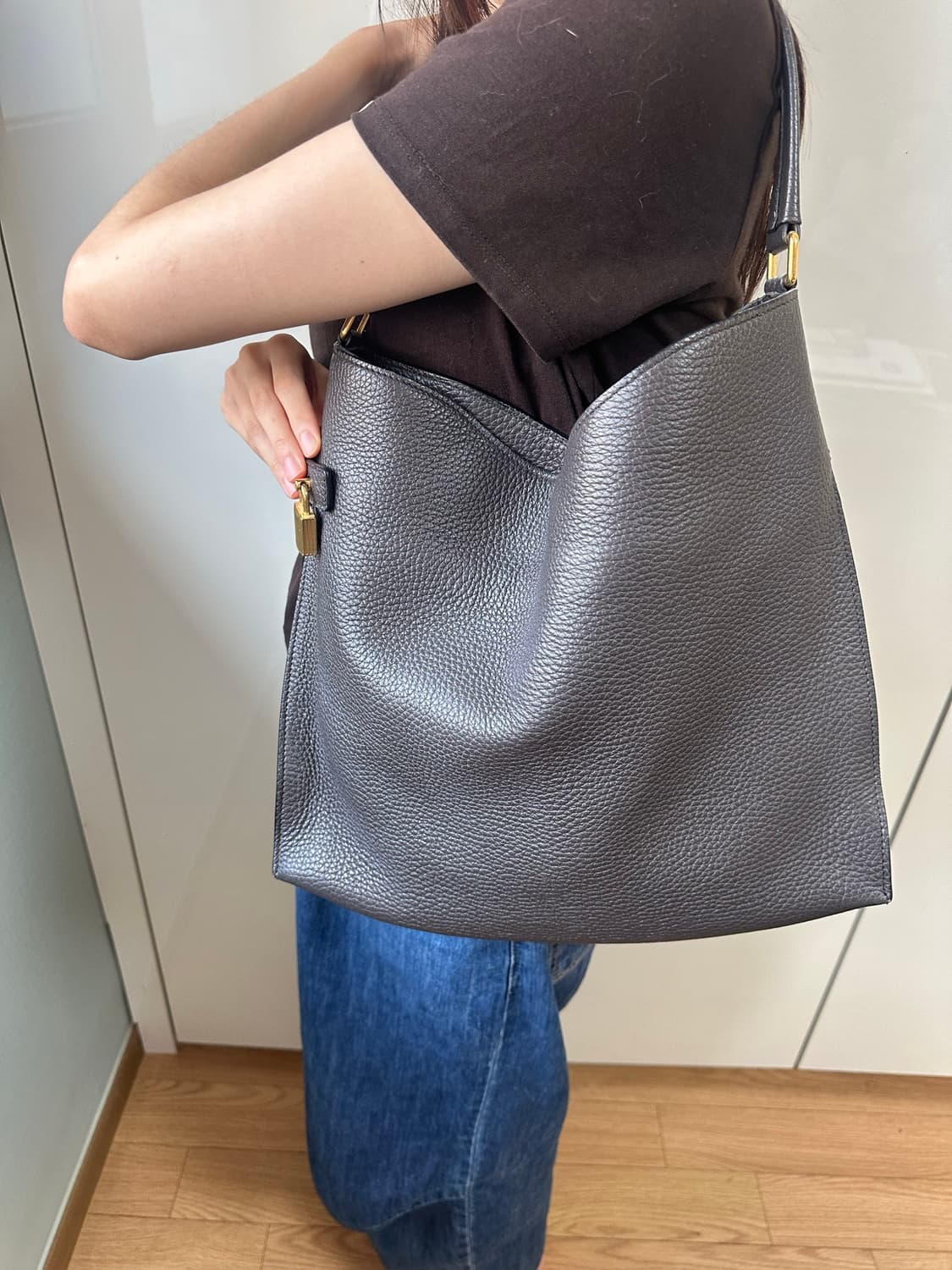 톰포드 블랙 레더 호보백 상품이미지3
