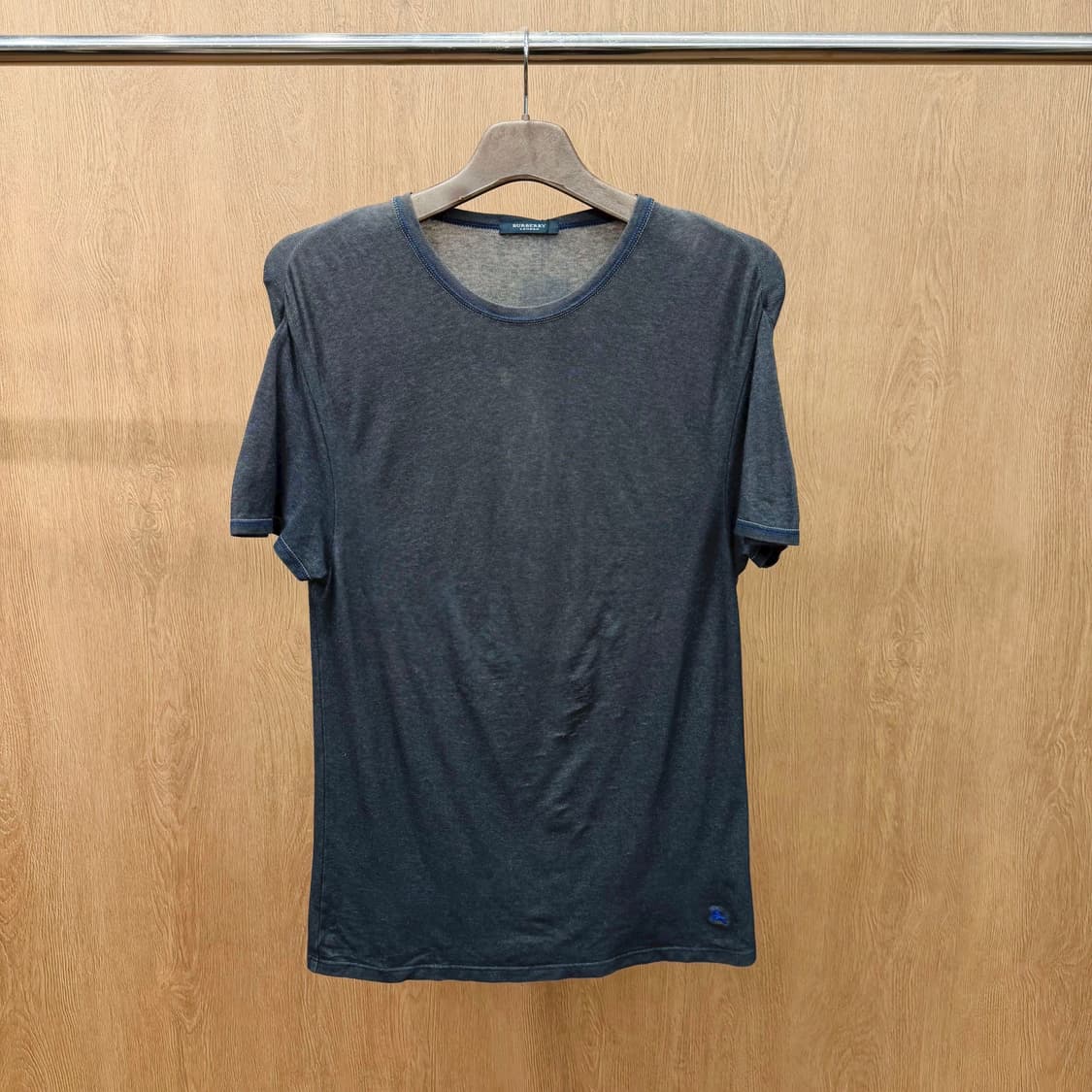 버버리 런던 라운드넥 반팔 티셔츠 블루 로고 자수 디테일 차콜 상품이미지2