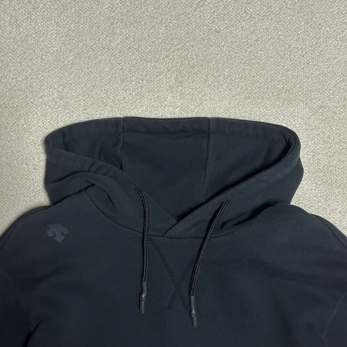 데상트 스판 뒷판 그래픽 오버핏 후드 티셔츠 상품이미지5