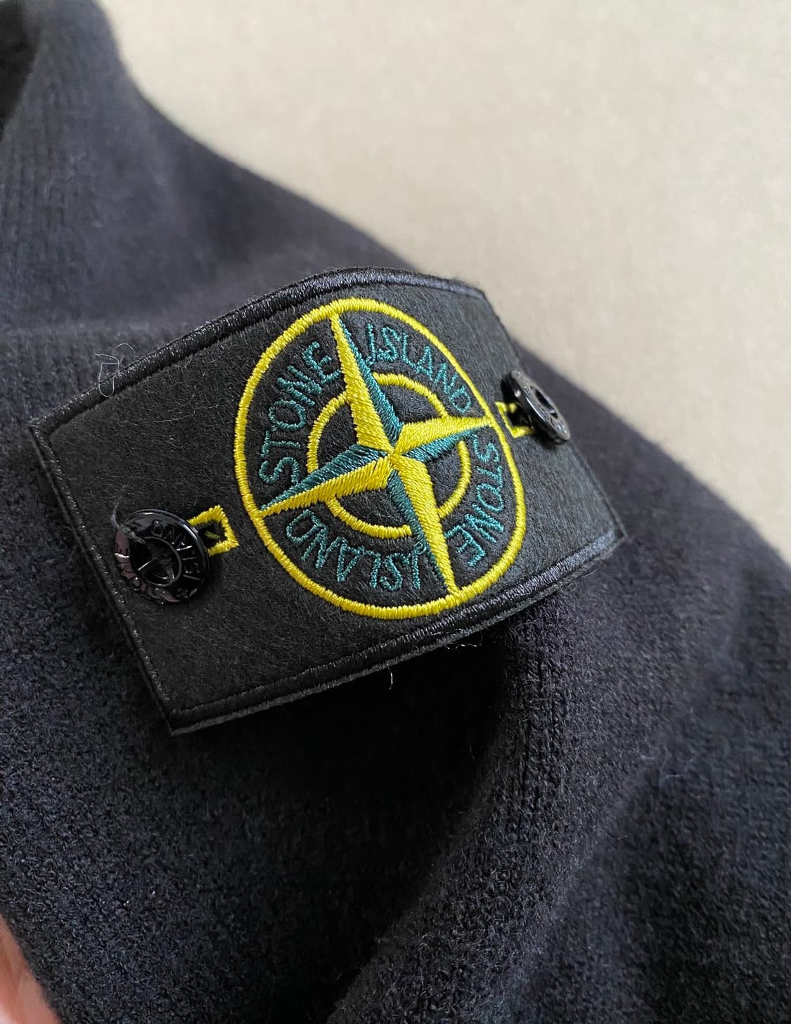 스톤 아일랜드 반버튼 폴라 니트 풀오버 상품이미지4