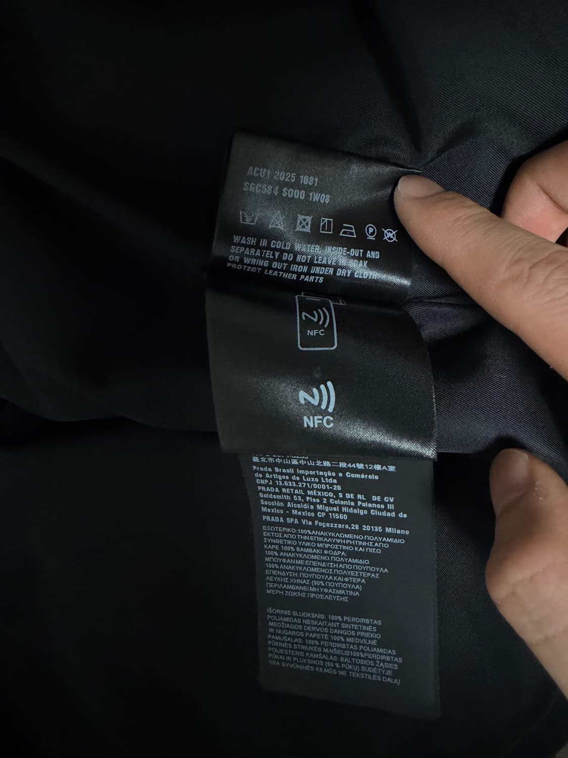 프라다 리나일론 크롭 다운 패딩 블랙 색상 상품이미지4