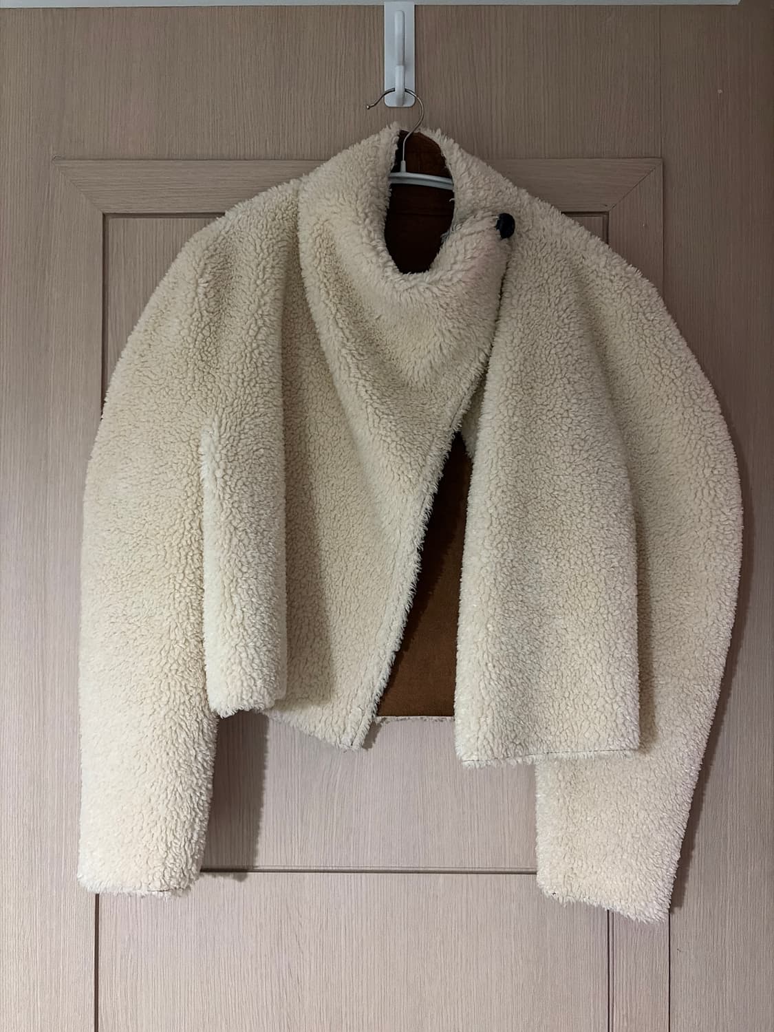 리버시블 에코퍼 크롭 하이넥 무스탕 상품이미지6