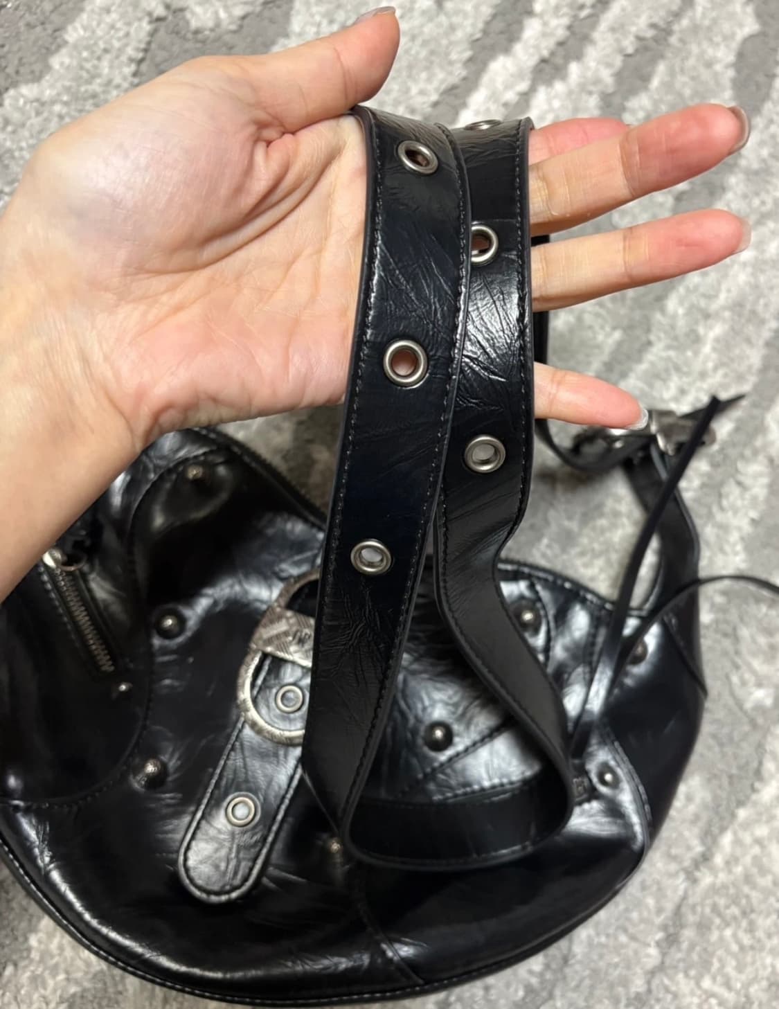 [JW PEI] Tessa 크러쉬드 숄더백 - 블랙 팝니다 상품이미지7