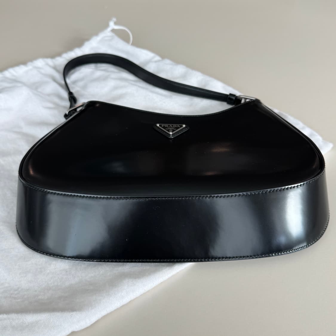 프라다 클레오 브러시드 가죽 숄더백 블랙,실착용한번 상품이미지2