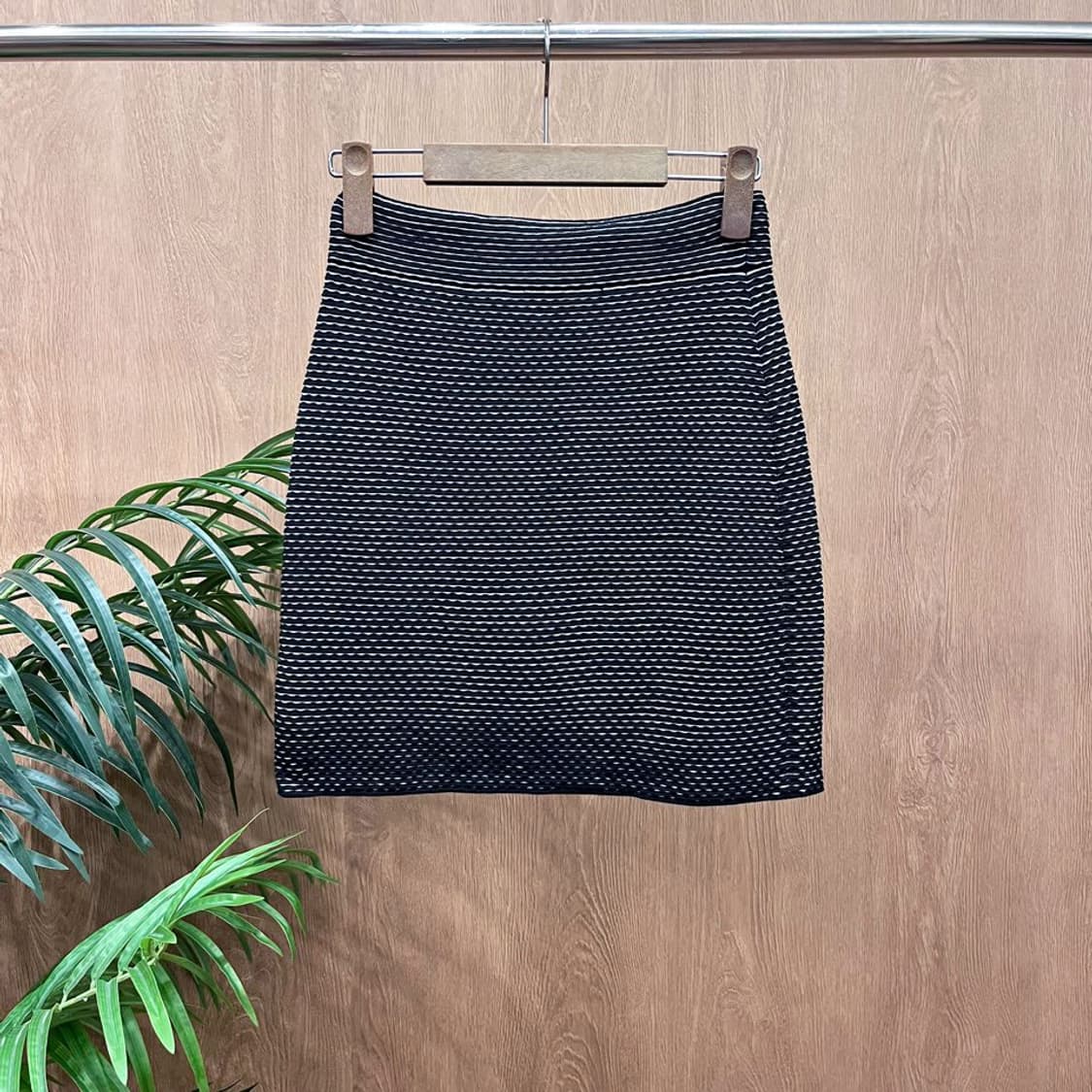 띠어리 미니 울 스커트 스판 밴딩 스트라이프 패턴 디테일 H라인 블랙 상품이미지1