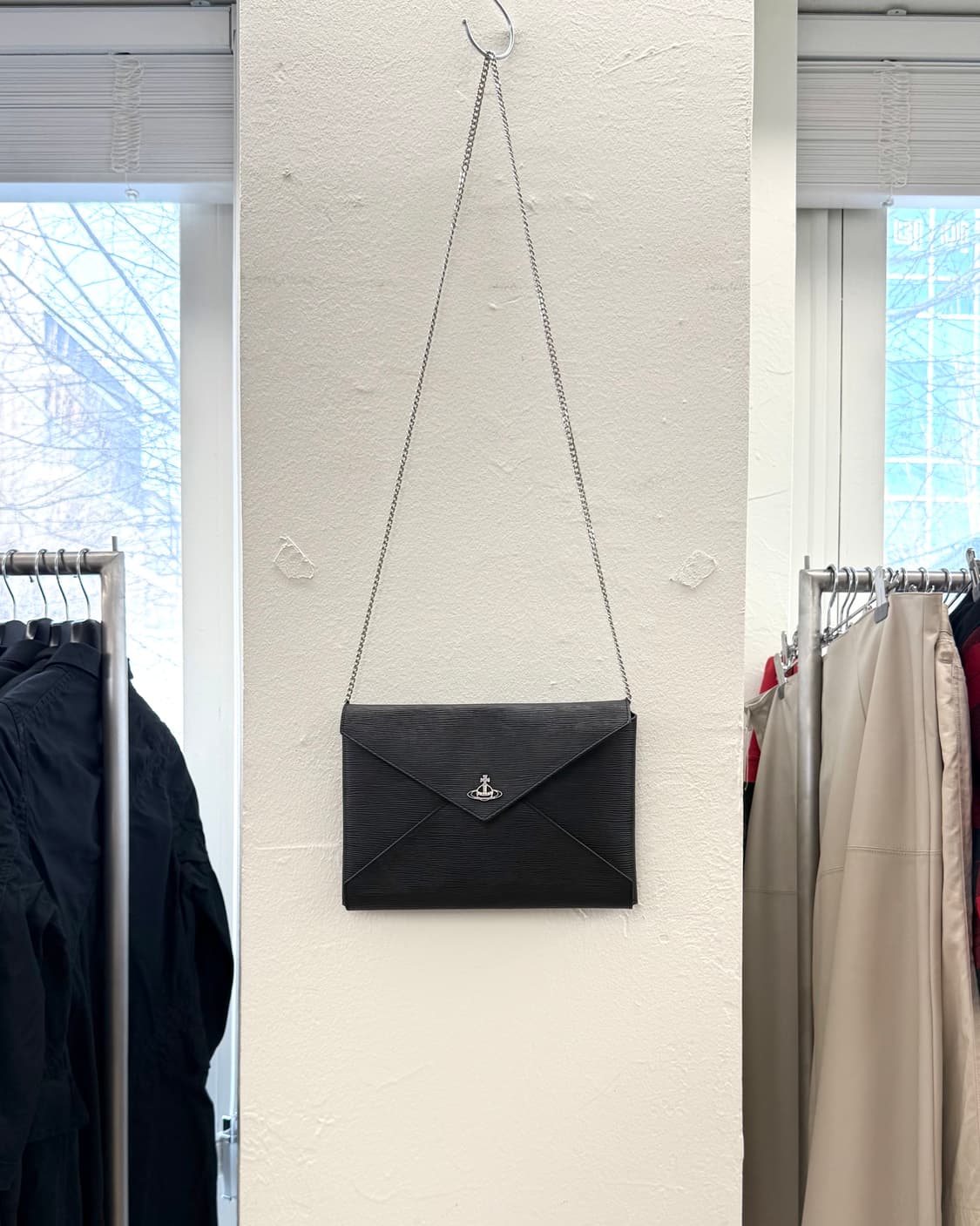 비비안 웨스트우드 블랙 엔벨롭 체인 클러치백 상품이미지1