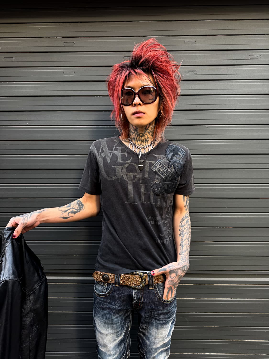 semantic design – Graphic V-neck T-shirt 상품이미지1