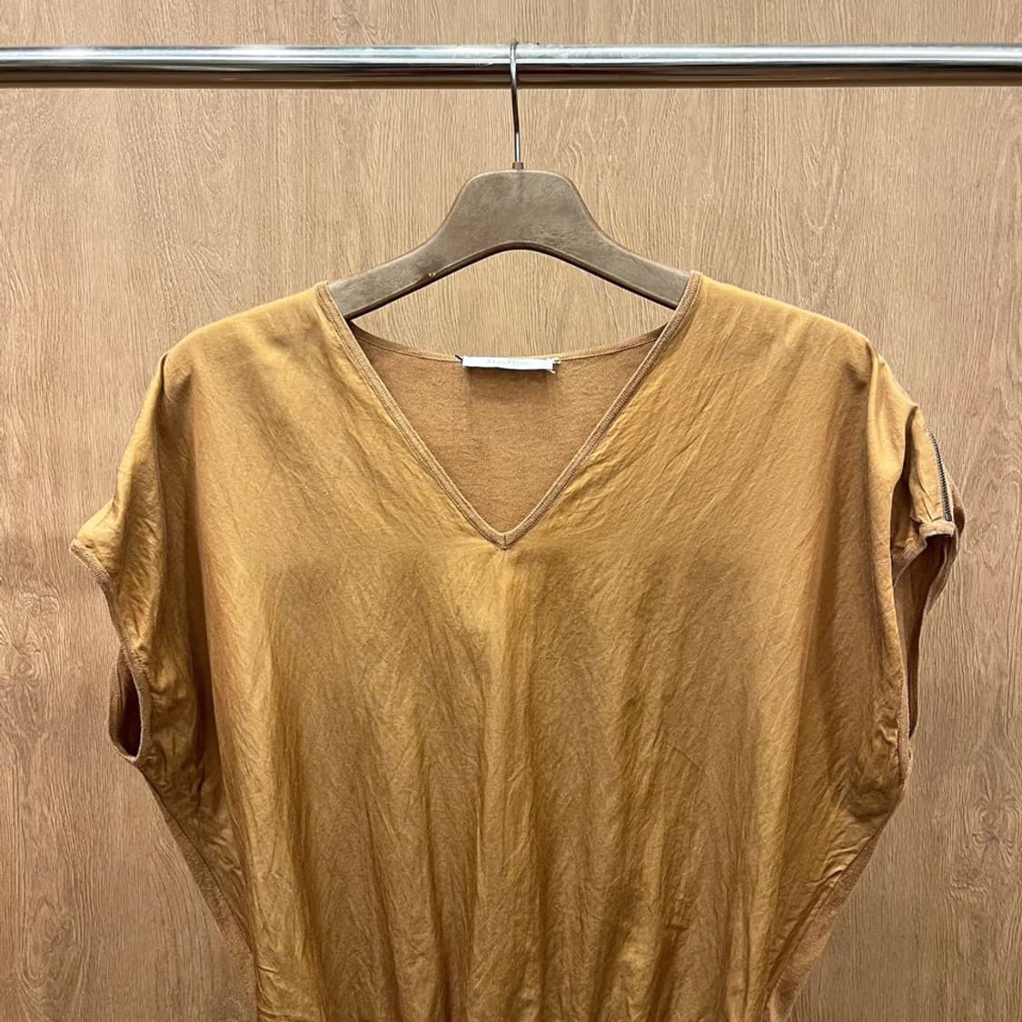 막스마라 블라우스 브이넥 지퍼 숄더 리브드 헴 디테일 가오리핏 브라운 상품이미지4