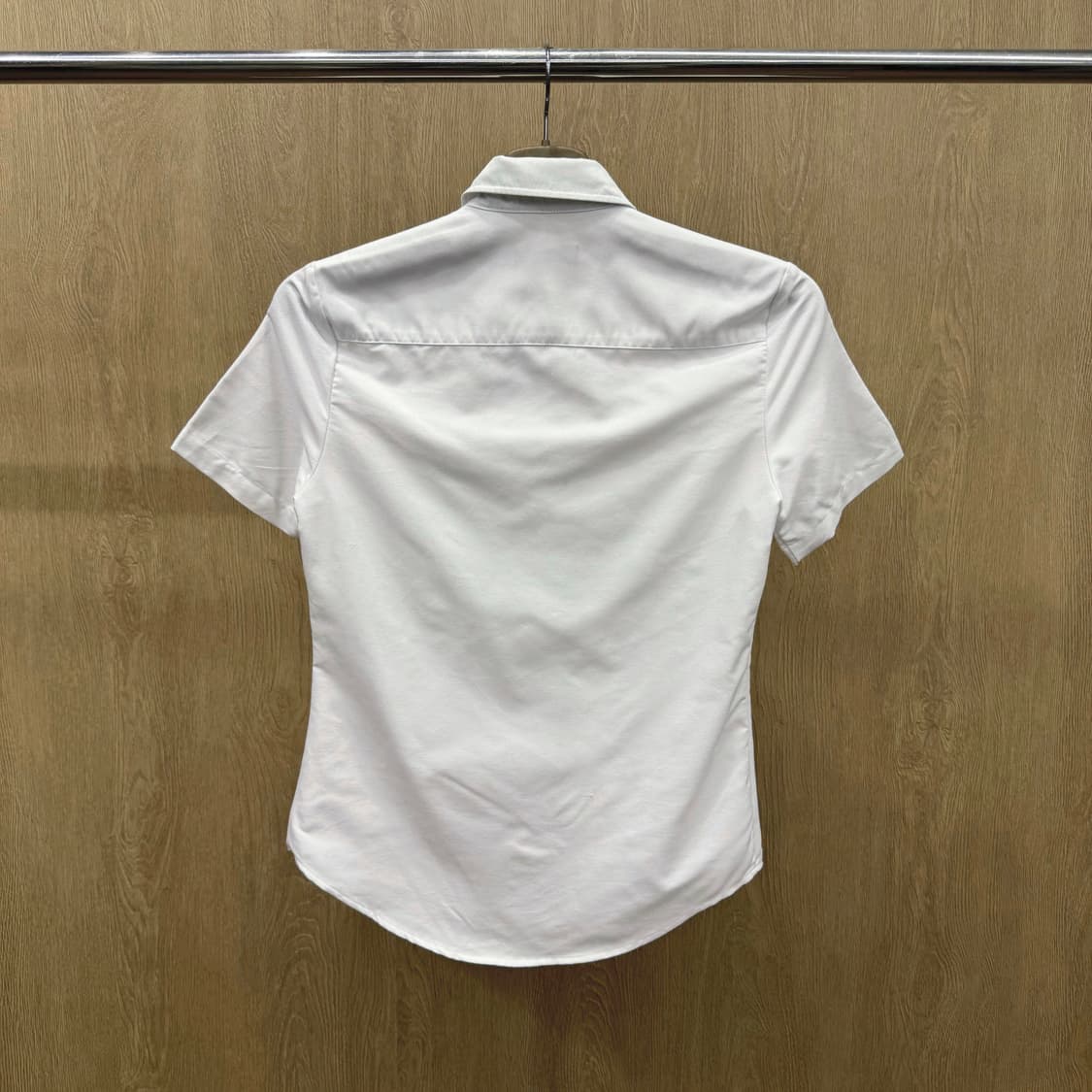 버버리 런던 반팔 셔츠 자수 로고 포인트 디테일 슬림핏 화이트 상품이미지3