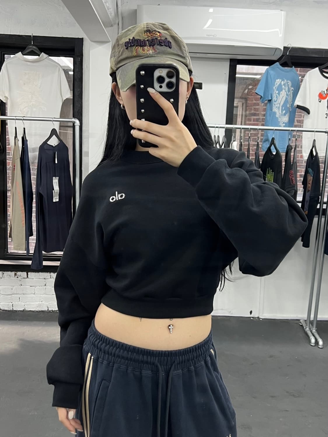 Alo Yoga 크롭 맨투맨 상품이미지4