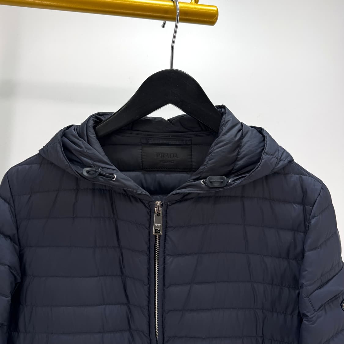 [46사이즈] 프라다 남성 후드 경량 패딩 네이비 (SGH828) 상품이미지4