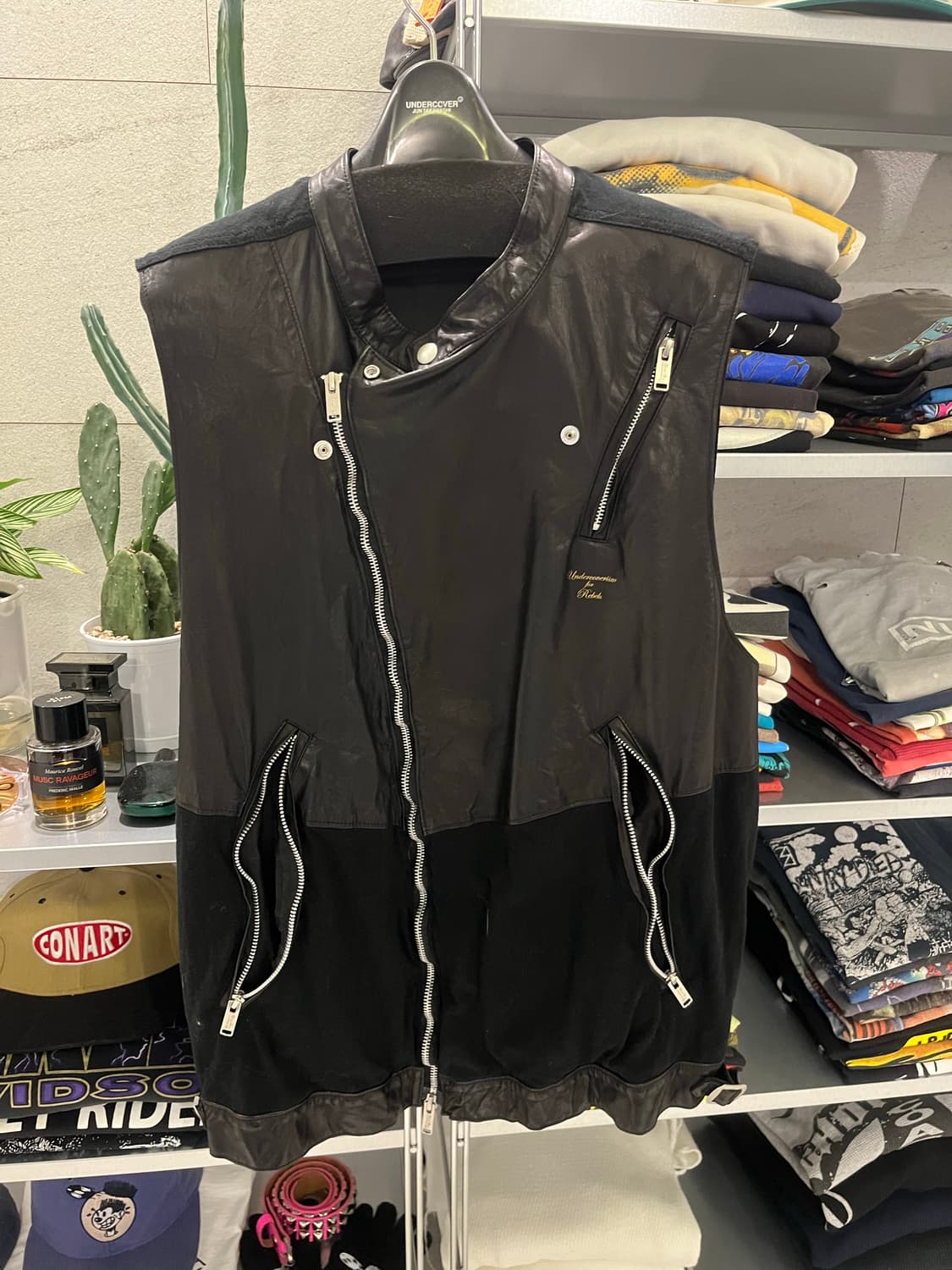 언더커버 레더베스트 상품이미지1