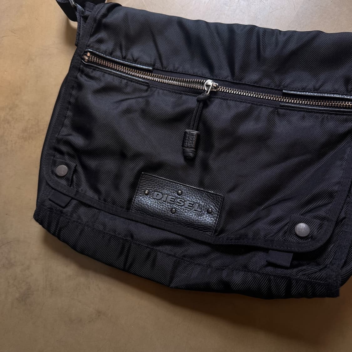디젤 스펠아웃 메신저백 상품이미지2