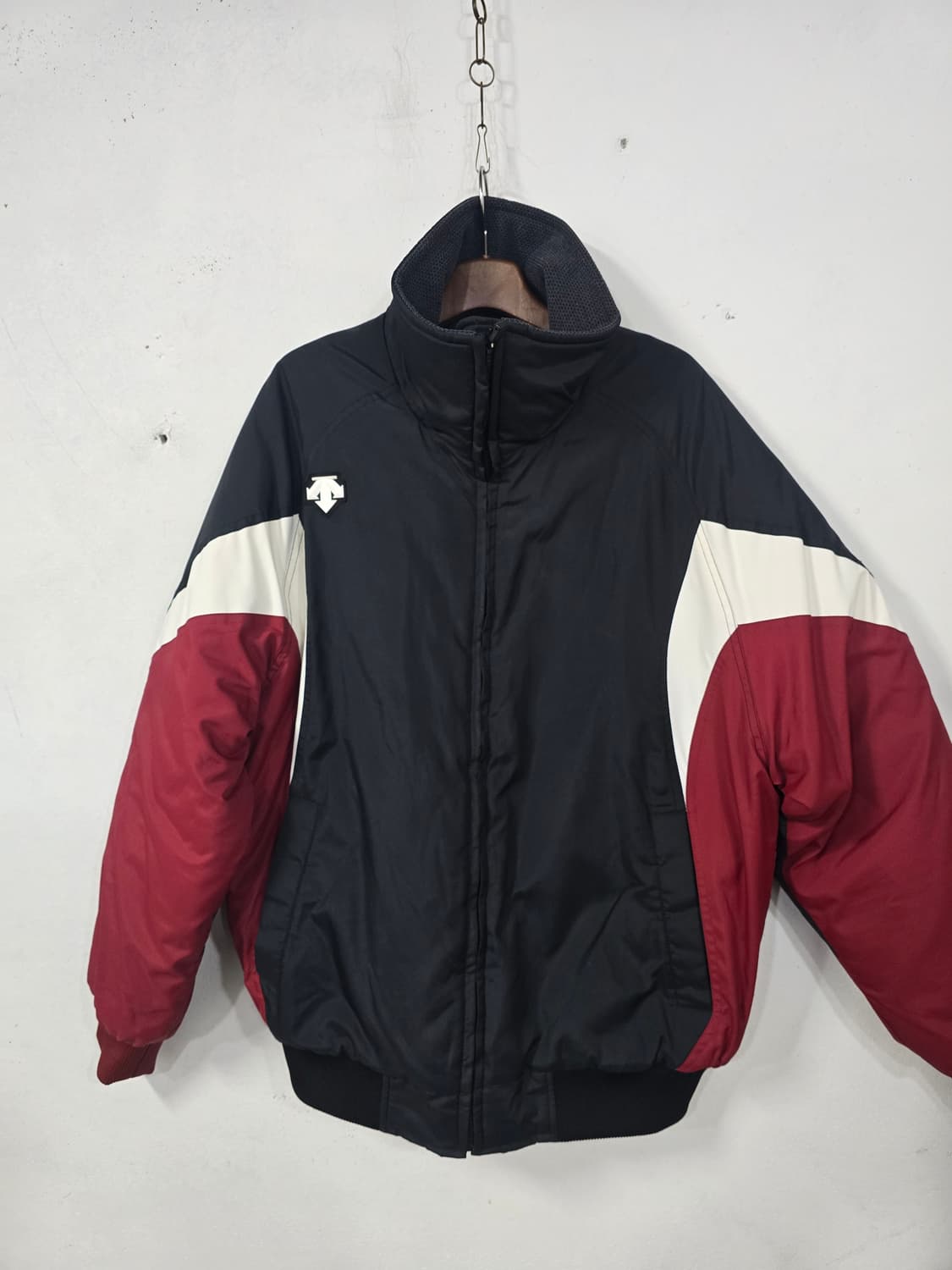 데상트 블랙/레드 패딩 점퍼 상품이미지1