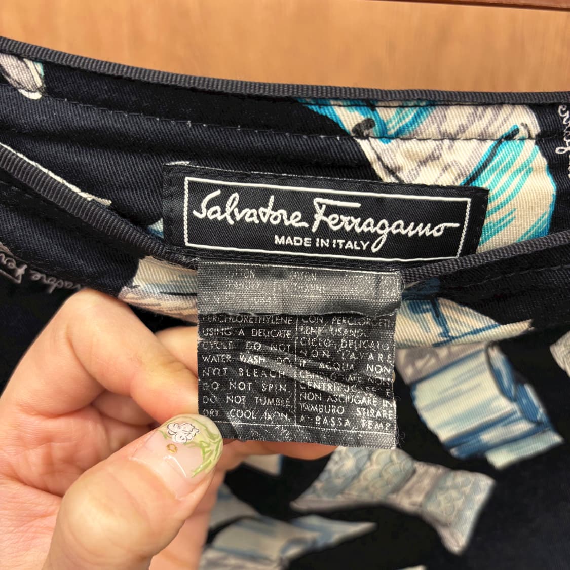 살바토레 페라가모 미디 스커트 브로치 아트워크 로고 프린팅 H라인 블랙 상품이미지7