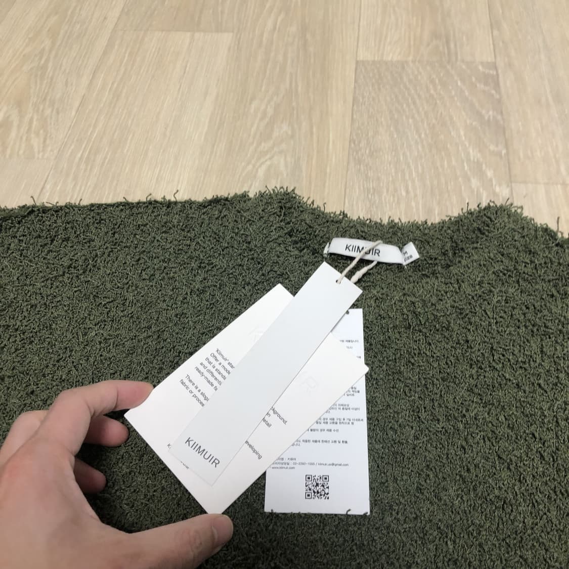 (M) 새상품 키뮤어 KIIMUIR 부클 테일 크루넥 니트 카키 상품이미지3