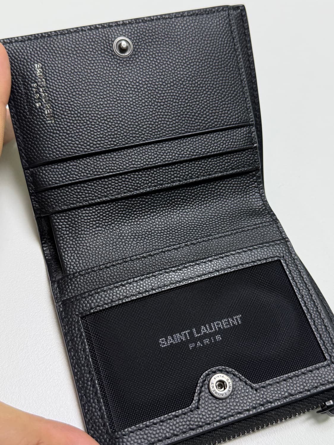 생로랑 그란 드 뿌드르 모노그램 반지갑 블랙  상품이미지4