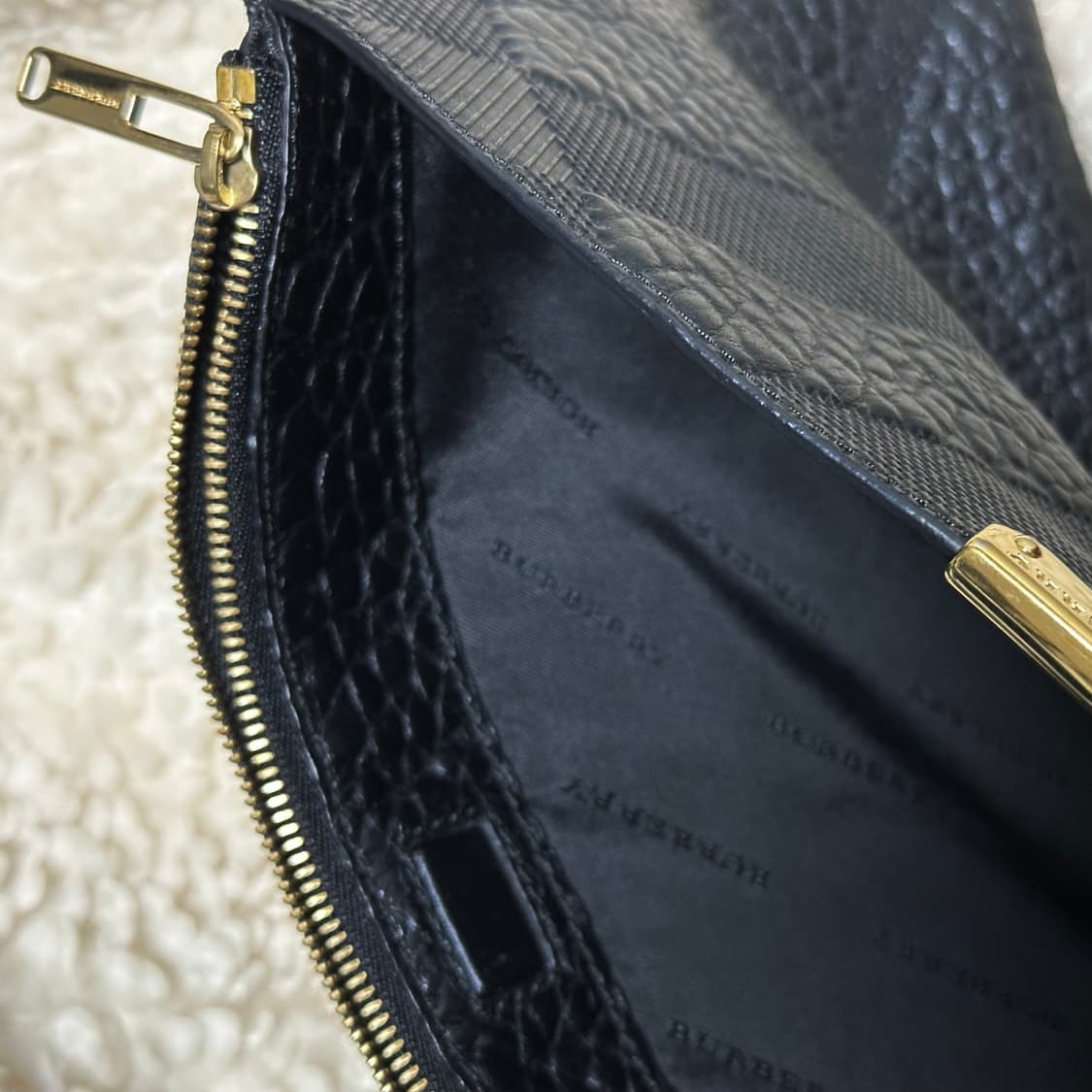 정품 버버리 블랙 가죽 체크 음각 클러치백 상품이미지4