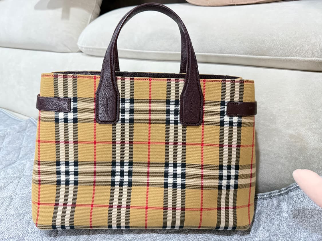 버버리 미디엄 빈티지 체크 배너 토트백 상품이미지1