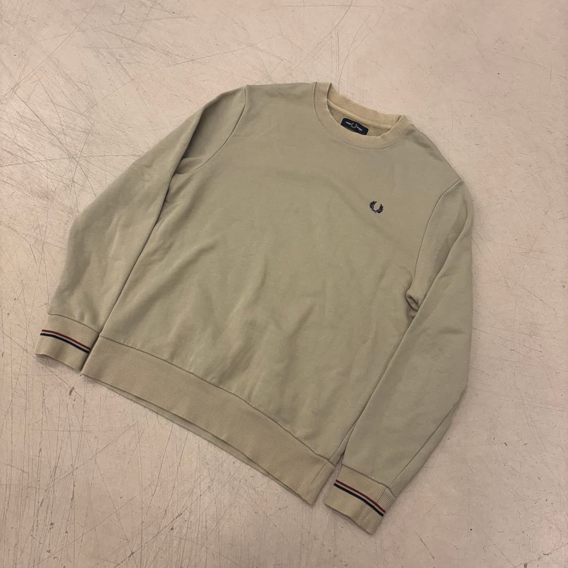 프레드 페리 베이지 스몰로고 맨투맨 상품이미지1