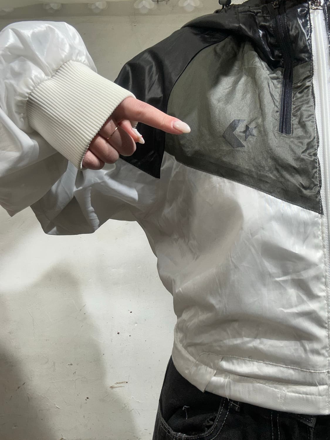 컨버스 화이트 블랙 크롭 후드 바람막이 트랙 자켓 105 상품이미지4