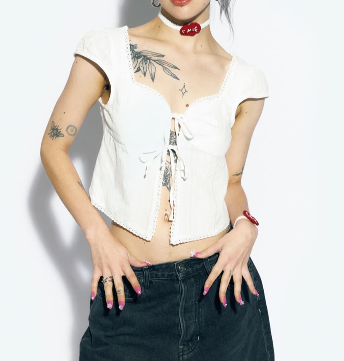 에즈이프 캘리 CROP RIBBON OPEN BLOUSE WHITE 상품이미지1