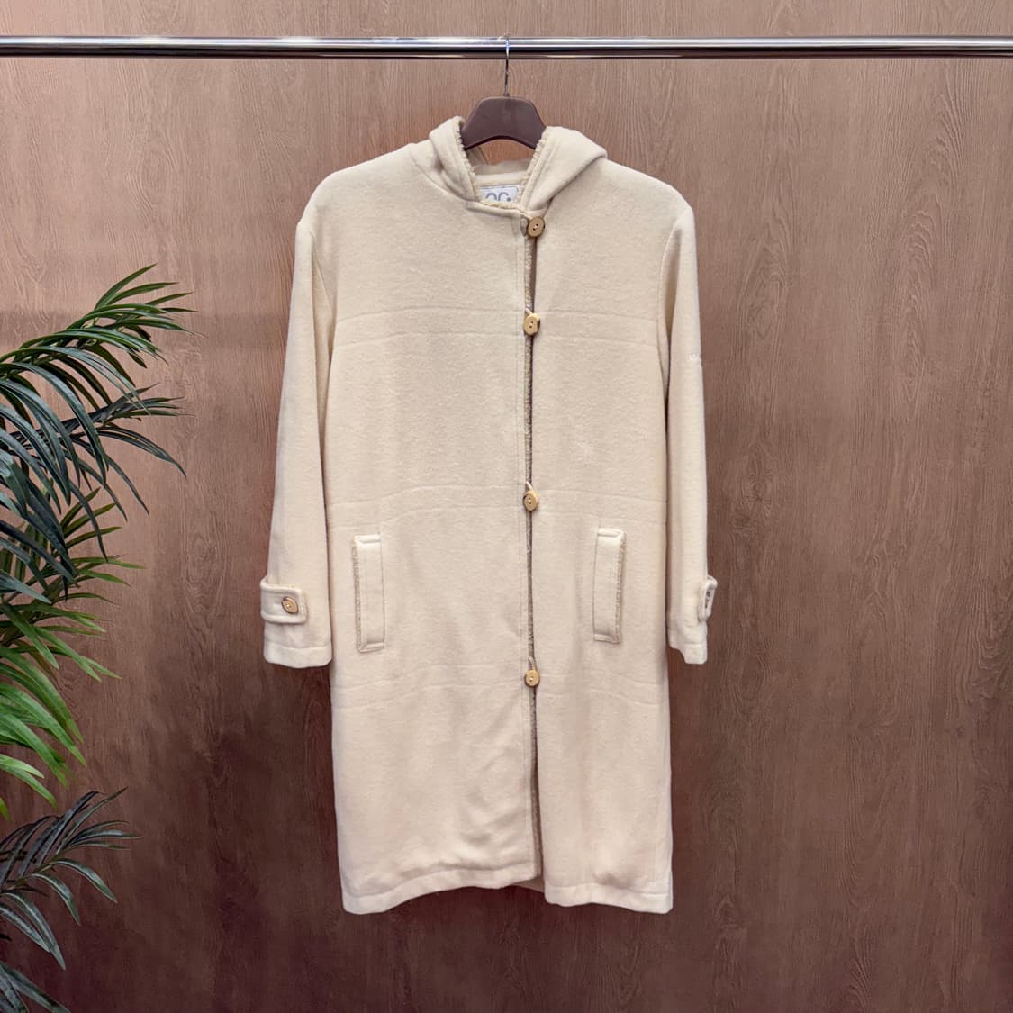 꾸레쥬 후드 코트 버튼 스트랩 웰트 포켓 디테일 레귤러핏 아이보리 상품이미지1